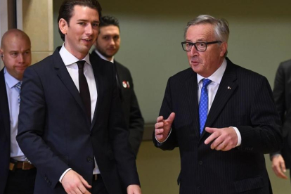 Jean-Claude Juncker (derecha) y Sebastian Kurz, a la llegada del nuevo canciller austriaco a la Comisión Europea, en Bruselas, el 19 de diciembre.-/ AFP / EMMANUEL DUNAND