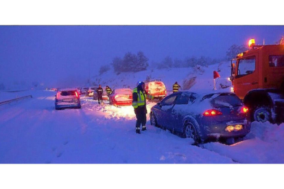 Imagen de varios vehículos involucrados en el atasco que la nieve provocó el sábado en la autopiusta a su paso por Segovia.-ICAL