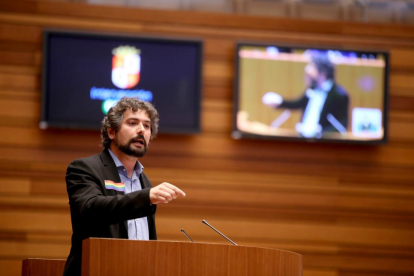 El portavoz de Izquierda Unida, José Carrión, en el Debate de política general en las Cortes.-ICAL