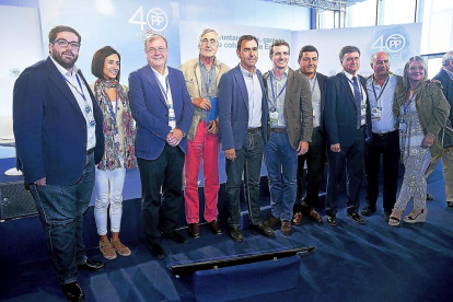 Maíllo y Casado, en el centro, con alcaldes y presidentes de Diputación de la Comunidad.-ICAL
