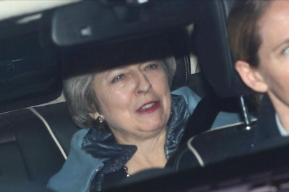 Theresa May sale del Parlamento británico, este jueves en Londres.-REUTERS / HANNAH MCKAY