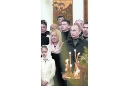Vladímir Putin asiste a una misa de la Navidad ortodoxa, ayer en Moscú.-AP / MIJAIL KLIMENTYEV