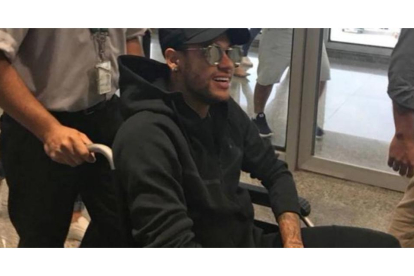 Neymar, a su llegada a Brasil, en silla de ruedas.-/ AFP / CLAIRE DORNALD CLAUZEL