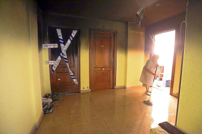 Puerta precintada de la vivienda de Delicias en la que se produjo el incendio.-ICAL