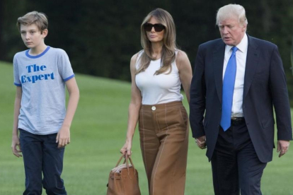 El presidente de EEUU, junto a su esposa e hijo a su llegada a la Casa Blanca.-CHRIS KLEPONIS / EFE