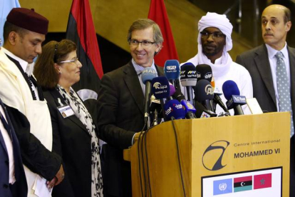 El enviado de la ONU para Libia, Bernardino León, anuncia en rueda de prensa la propuesta de un Gobierno de unidad nacional.-AP / ABDEJALIL BOUNHAR
