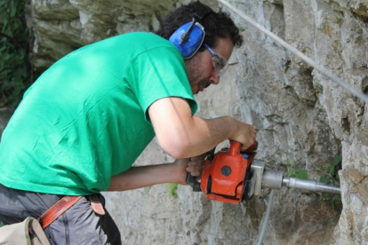 El segoviano Daniel Pastor muestreando rocas en Irán con un taladro.-EL MUNDO