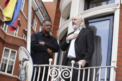 Julian Assange en la embajada de Ecuador en Londres el pasado 21 de agosto.-AP / YUI MOK