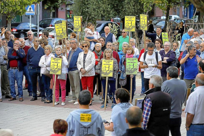 Concentración de protesta de vecinos de Pilarica de septiembre de 2017 contra el aislamiento del barrio por las vías de tren.-P. REQUEJO