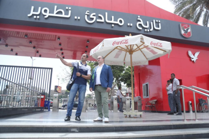 Dani Gordo en la puerta del estadio del Al Ahly. / AL AHLY