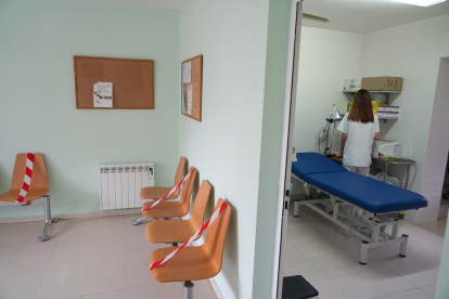 Sala de espera del consultorio médico de Bobadilla del Campo.- ICAL