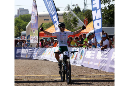 Tercera jornada en el Campeonato Escolar de Ciclismo en Valladolid. Victoria de Hugo Franco. M. A.