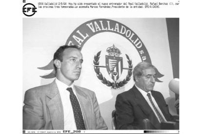 Rafa Benítez, durante su presentación en 1995 como entrenador del Real Valladolid, junto a Marcos Fernández.-El Mundo