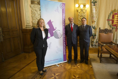 El alcalde de Valladolid, Francisco Javier León de la Riva (c), y la presidenta del Colegio de Oficial de Ingenieros Industriales, Marta Palacios (i), presentan la Iniciativa de Asistencia Técnica Ciudadana. Les acompaña en la imagen, Carlos J. Moreno Mon-Ical