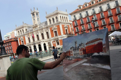 Uno de los participantes en el XXXII Premio de Pintura Rápida San Pedro Regalado de Valladolid, trabaja en la Plaza Mayor de la capital.-ICAL