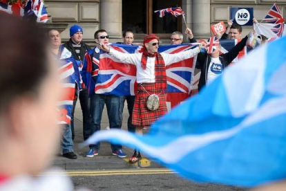 Partidarios y contrarios a la independencia en Escocia en George Square de Glasgow.-Foto: AFP / LEON NEAL