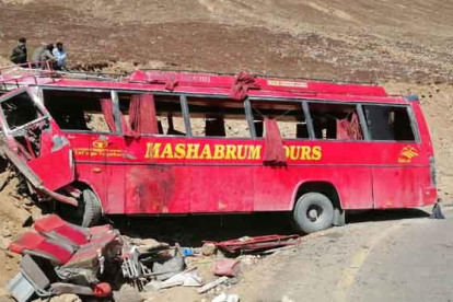 Al menos 26 muertos en un accidente de autobús en Pakistán.-EFE / MERAJ ALAM