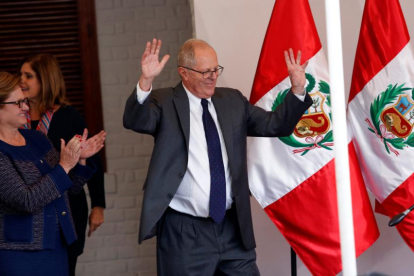 Pablo Kuczynski, acompañado de su esposa Nancy Lange, tras conocer la victoria en Lima.-REUTERS / JANINE COSTA / REUTERS