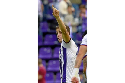 Pablo Hervías señala a la grada tras el gol.-J. M. LOSTAU