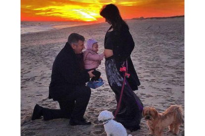 Alec Baldwin e Hilaria Thomas, con su hija, Carmen, en una foto de Twitter con la que han anunciado que están esperando otro bebé.-Foto: TWITTER