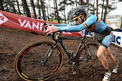 La ciclista belga Femke Van Den Driessche durante la prueba de cicclocross en Heusden-Zolder en la que la UCI ha descubierto un motor escondido en su bicicleta.-