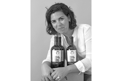 La enóloga Silvia González con algunas botellas de su  elaboración, el Canto de la Alondra.-LA POSADA
