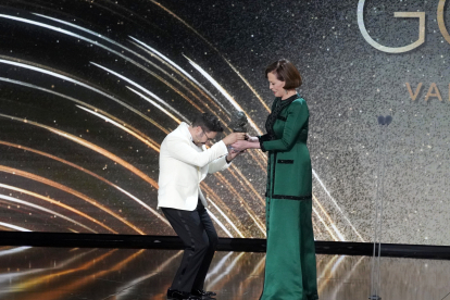 Sigourney Weaver recibió el Goya Internacional de manos de Juan Antonio Bayona.- ICAL