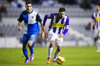 Óscar González conduce el balón en presencia de un jugador del Sabadell-LOF