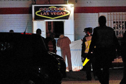 La policía retiras los cadáveres tras el tiroteo en el club medinense.-J.M. LOSTAU