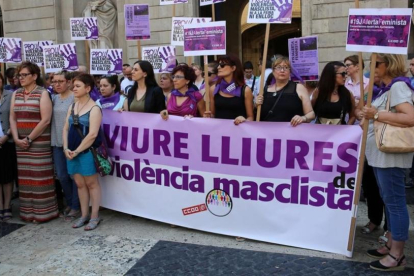 Concentración contra la violencia machista ante el Ayuntamiento de Barcelona, el pasado junio.-RICARD CUGAT