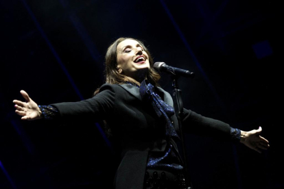 Luz Casal durante su concierto de las Fiestas de Valladoid 2023 en la Plaza Mayor.-PHOTOGENIC