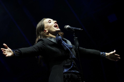 Luz Casal durante su concierto de las Fiestas de Valladoid 2023 en la Plaza Mayor.-PHOTOGENIC