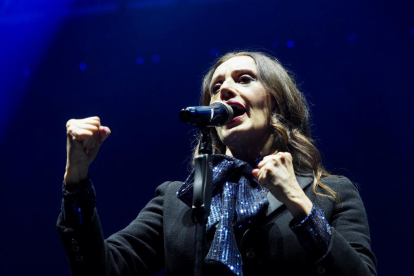 Luz Casal durante su concierto de las Fiestas de Valladoid 2023 en la Plaza Mayor.-PHOTOGENIC