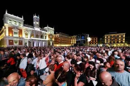 Luz Casal durante su concierto de las Fiestas de Valladoid 2023 en la Plaza Mayor.-PHOTOGENIC