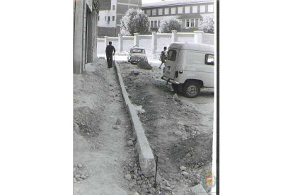 Obras de pavimentación en la calle Goya del barrio Las Farolas en la década de 1970.- ARCHIVO MUNICIPAL VALLADOLID
