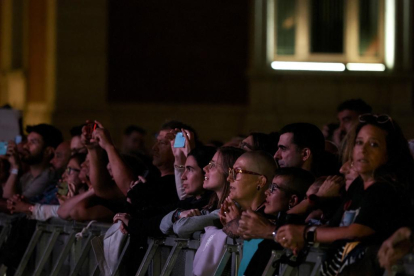 Luz Casal durante su concierto de las Fiestas de Valladoid 2023 en la Plaza Mayor.-PHOTOGENIC