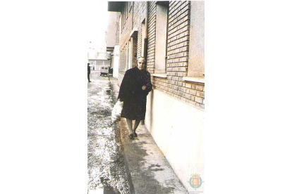 Mujer por la acera de la calle Aurora en el barrio de La Farola en la década de 1970.- ARCHIVO MUNICIPAL VALLADOLID