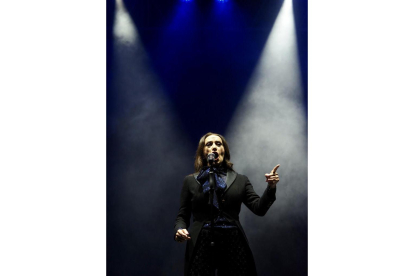 Luz Casal durante su concierto de las Fiestas de Valladoid 2023 en la Plaza Mayor.-PHOTOGENIC