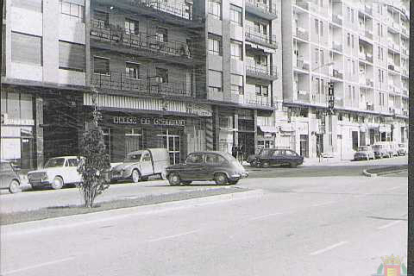 Paseo Zorrilla con galerías Los Sótanos, Cine Rex y Banco de Castilla en el barrio La Farola en la década de 1970.- ARCHIVO MUNICIPAL VALLADOLID