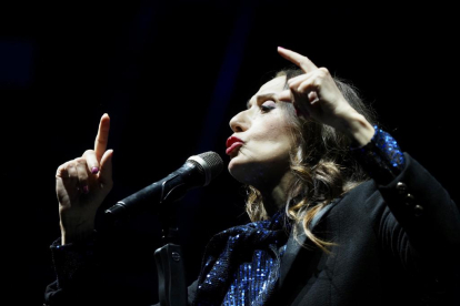 Luz Casal durante su concierto de las Fiestas de Valladoid 2023 en la Plaza Mayor.-PHOTOGENIC