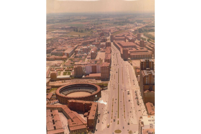 Panoramica de Valladolid con el barrio La Farola en la parte superior izquierda en la década de 1970.- ARCHIVO MUNICIPAL VALLADOLID