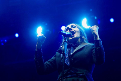 Luz Casal durante su concierto de las Fiestas de Valladoid 2023 en la Plaza Mayor.-PHOTOGENIC