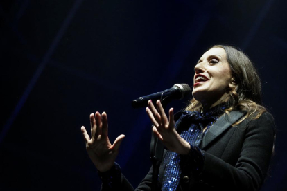 Luz Casal durante su concierto de las Fiestas de Valladoid 2023 en la Plaza Mayor.-PHOTOGENIC