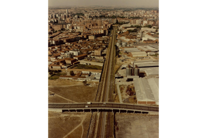 Barrios La Farola y Polígono de Argales separados por la vía del ferrocarril en 1984.- ARCHIVO MUNICIPAL VALLADOLID
