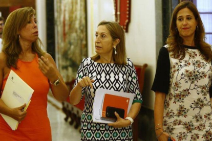 Ana Pastor, la presidenta del Congreso, con Alicia Sánchez Camacho y Rosa Romero.-AGUSTÍN CATALÁN