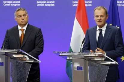 Orbán (izquierda) junto a Tusk, en Bruselas, este jueves.-EFE / OLIVIER HOSLET