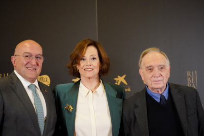 Sigourney Weaver con el presidente de la Academia Méndez Leite y Jesús Julio Carnero.-ICAL