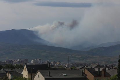 Incendio en los montes de Valdueza, perteneciente al municipio de Bouzas (León)-ICAL