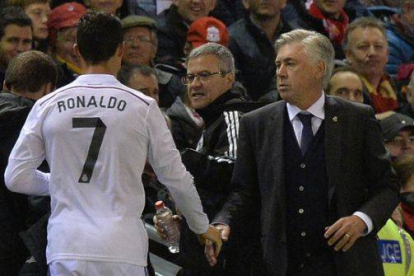 Carlo Ancelotti felicita a Cristiano Ronaldo tras sustituir al delantero portugués.-Foto: AFP / PAUL ELLIS