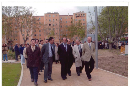 El exalcalde de Valladolid, Javier León de la Riva, en la inauguración de los aparcamientos y urbanización de la plaza del Ejército en el barrio La Farola en 2004.- ARCHIVO MUNICIPAL VALLADOLID